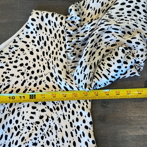 Fab’rik One Shoulder Animal Print Puff Sleeve Cream Black top Size S EUC Cheetah - Picture 7 of 9